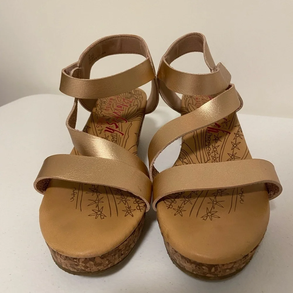 NWOT | Blowfish‎ kids malibu girl’s wedge metallic strap sandals — size 4